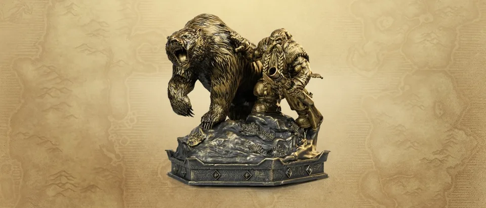 Bronzefarbene Statue: ein Zwerg neben einem aufgerichteten Bären auf einem achteckigen Sockel
