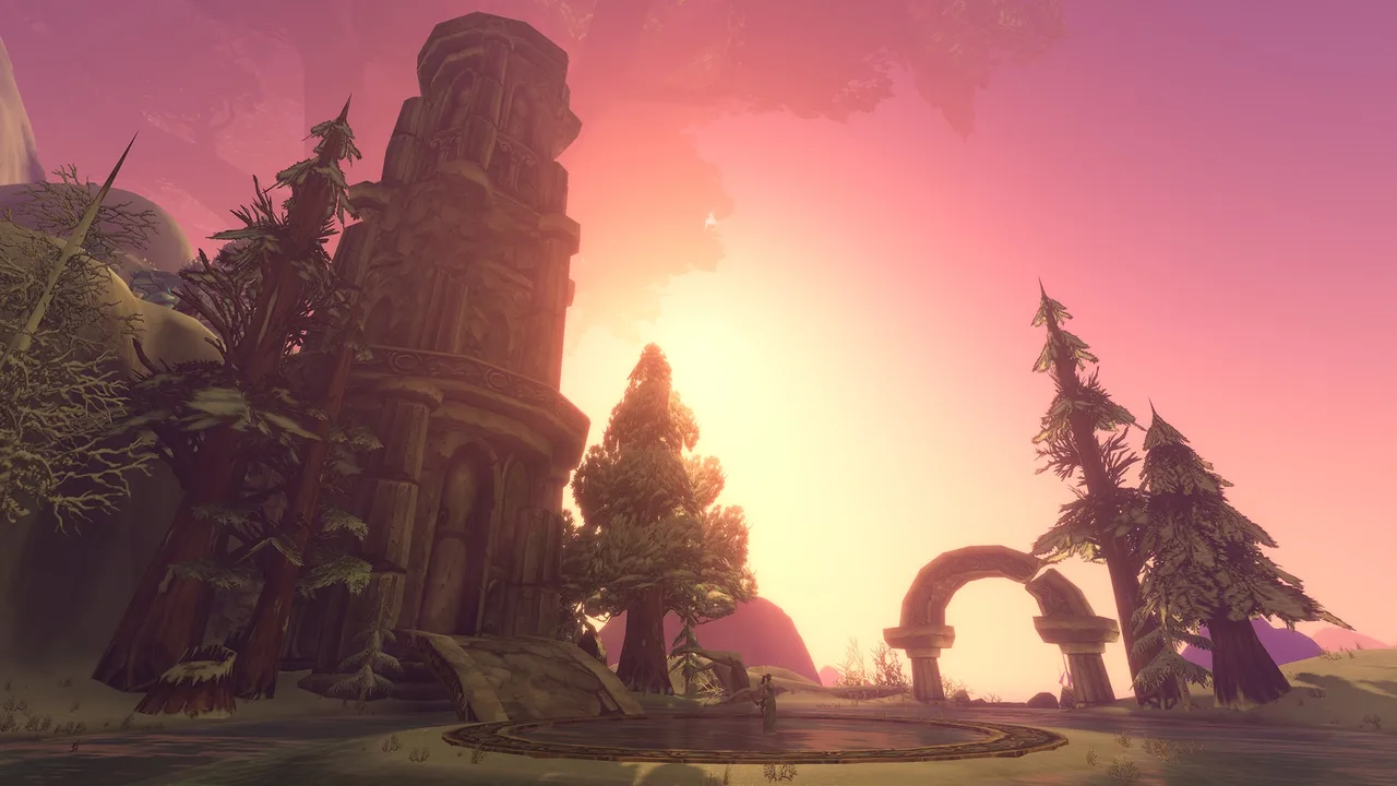 Ruinen mit hohem Turm vor einem rosa Abendhimmel